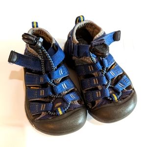 Toddler keen size 8